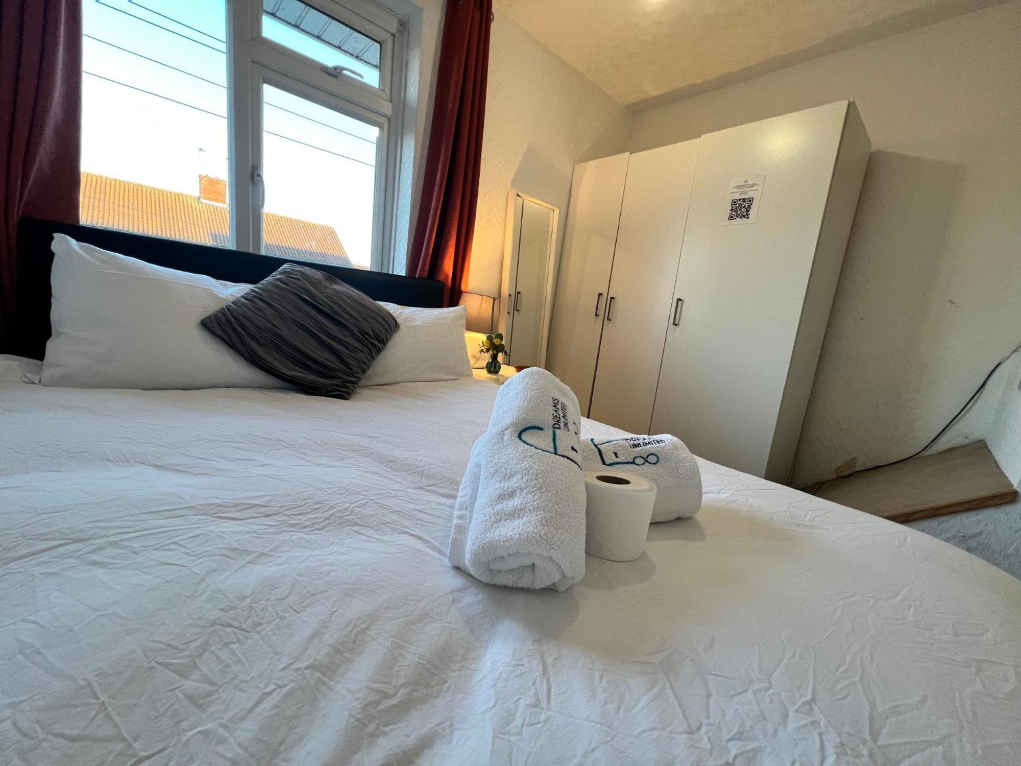 33Sm Dreams Unlimited Serviced Accommodation- Staines - Heathrow Stanwell Esterno foto