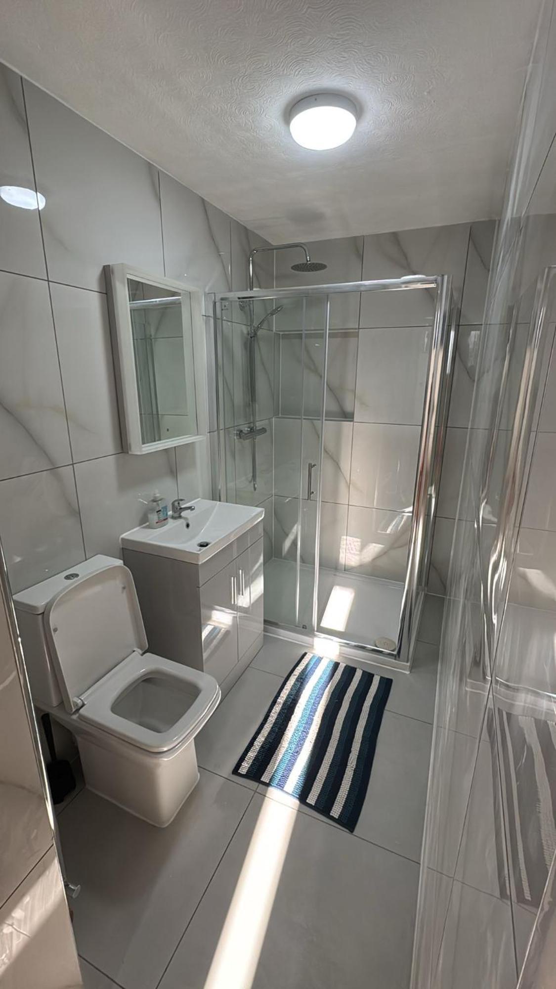 33Sm Dreams Unlimited Serviced Accommodation- Staines - Heathrow Stanwell Esterno foto